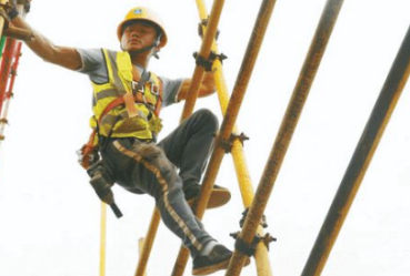 陳江山的工作是戴上高空作業安全帶在工地搭架子