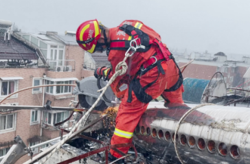 上海消防員身掛安全防墜器阻斷高墜險情