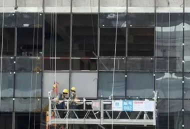 高空作業(yè)安全帶參與北京昌平寫字樓玻璃幕墻吊裝工作